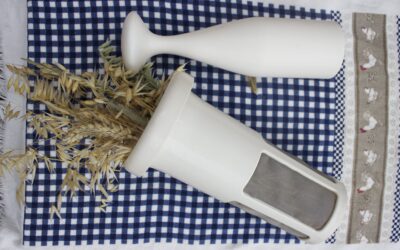 FILTRO VEGAN MILKER SOBRE MANTEL AZUL CON AVENA EN GRANO Y UN MORTERO