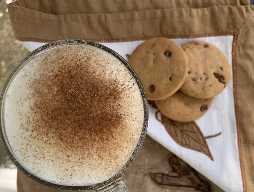 vista alzada del cappuccino junto a unas galletas