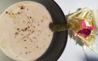 bol con sopa fría adornada con pimienta negra y un trozo de espárrago