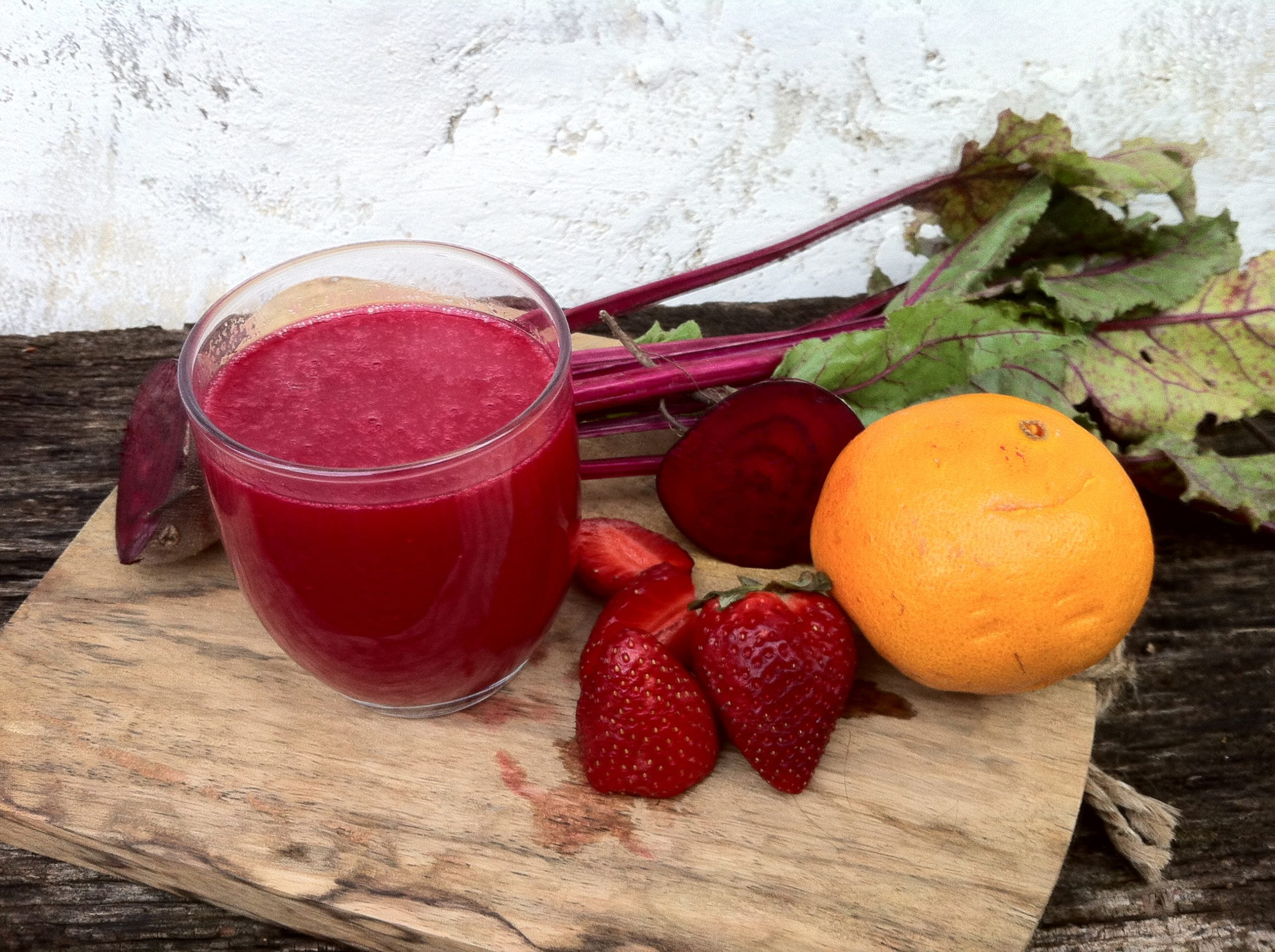 licuado de remolacha, naranja y fresas