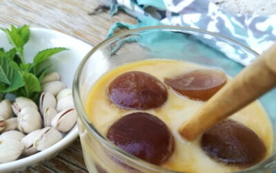 vaso de cristal con cubitos de café y leche de avena y pistacho verde clara