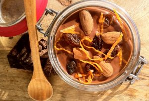 natillas con leche de avena y chocolate pudding de leche de avena y cacao con topping the pasas, almendras y naranja
