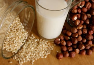 Receta vegana sobre cómo hacer leche de arroz y avellanas