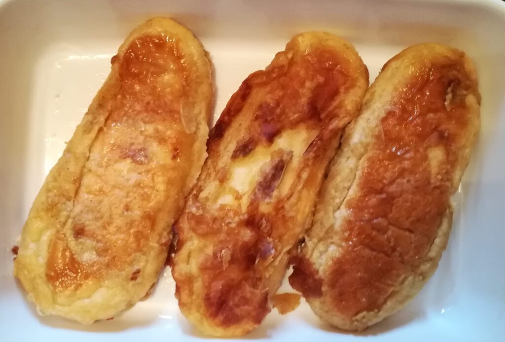 como hacer torrijas de horchata de chufa 3 torrijas de bollo sobre plato blanco con una pinta estupenda